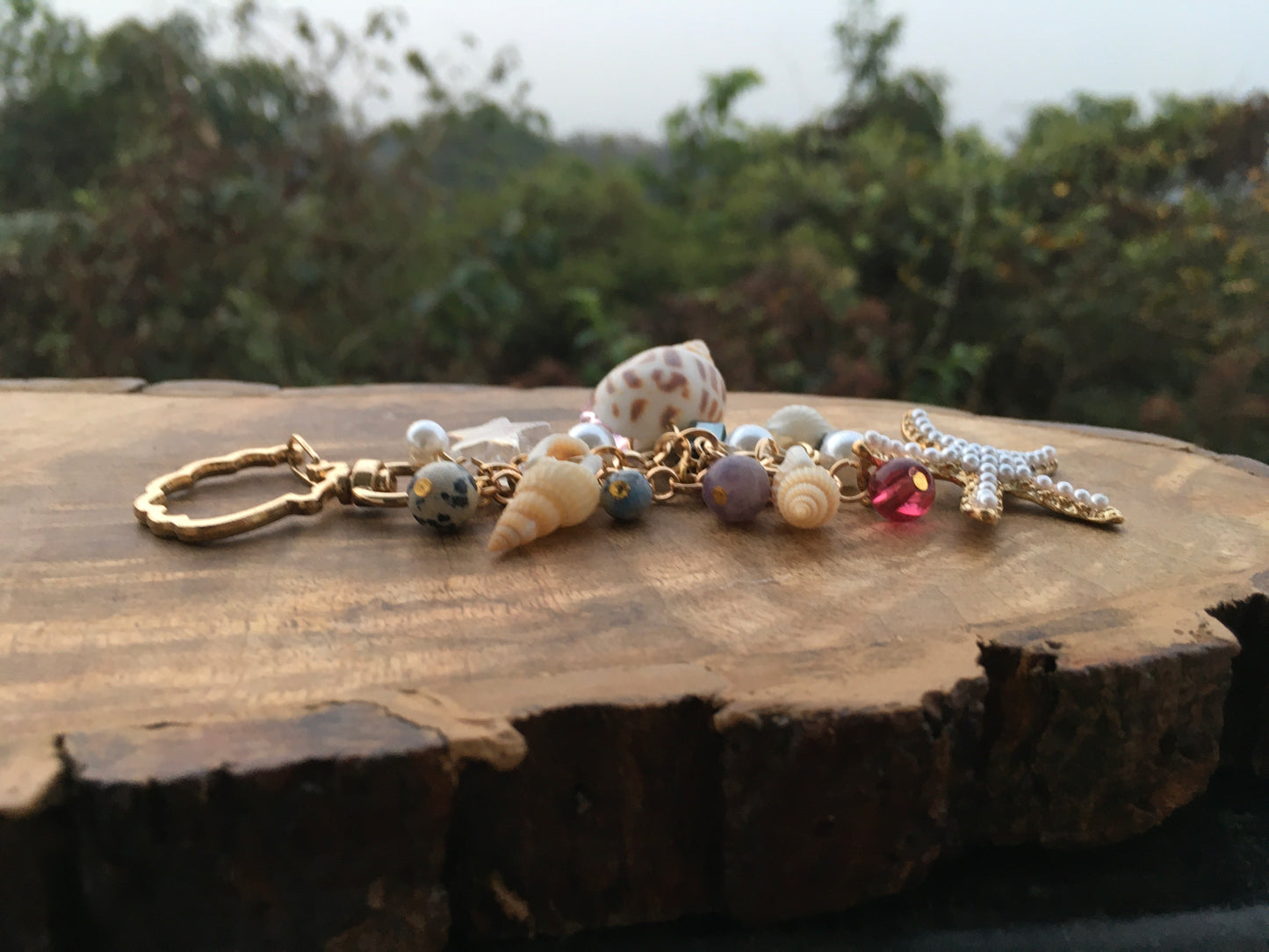 Embrace the essence of goa, with this beautiful keychain. Made with genuine shells and crystals, this charming accessory adds a touch of bohemian charm to your keysKeychainSpectakBohemian Rhapsody