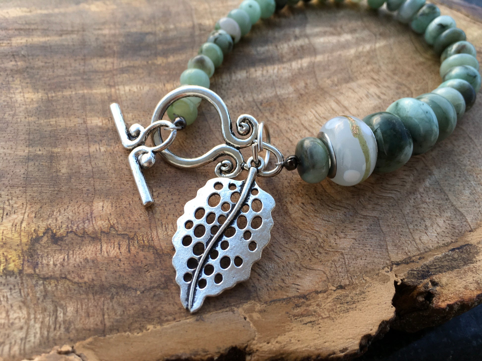 Wrap yourself in the vibrant energy of Russian Emeralds, promoting emotional balance,love and harmony. This stunning bracelet resonates with the heart chakra and proBraceletsSpectakEkaterina