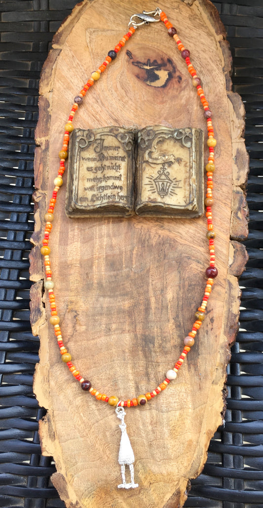 May this Australian Mookaite necklace enable you to break free from and release emotional and behavioral patterns, thus healing your heart. Mookaite is a nourishing NecklacesSpectakMookaite magic