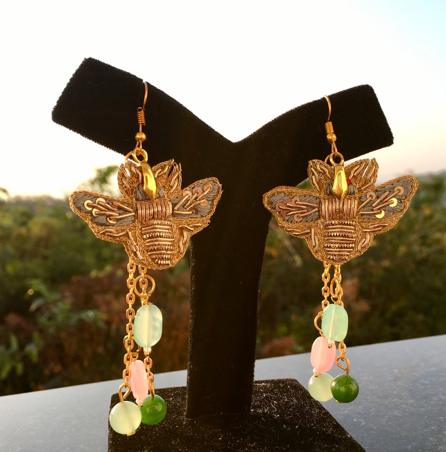 Buzz into balance with our bee-shaped patch earrings, featuring soothing Jade crystals. These adorable earrings symbolize harmony,growth and nature’s sweetness and bEarringsSpectakHoney Harmony