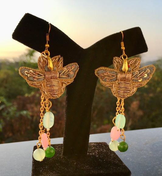 Buzz into balance with our bee-shaped patch earrings, featuring soothing Jade crystals. These adorable earrings symbolize harmony,growth and nature’s sweetness and bEarringsSpectakHoney Harmony
