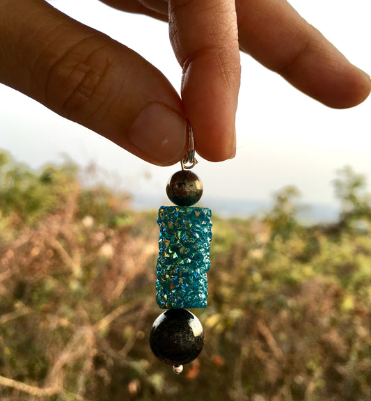 Embrace the warmth and light of the sun with our solar Quartz and pyrite pendant. This uplifting combination amplifies abundance, positivity and manifestation.
ChakrPendantSpectakAuric Abundance